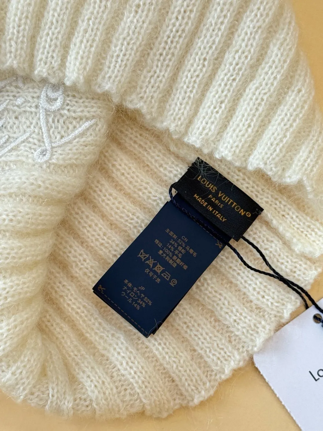 LOUIS VUITTON autumn and winter ski series cold hat ●Original version: purchased and developed for 4200 ●Item number: 1681972-A60 ●Fabric: wool blended fabric ●Technology: knitted ●Color: white/black ●Version: fitted version ●Description: Made of 100% Baby Cashmere (young cashmere), woven with a 28-needle worsted spinning process, the yarn fineness is 14.5 microns, and it feels light and soft. The main body of the hat has a vertical grooved texture, and is elastically wrapped using fixed-spacing stitching techniques to fit a head circumference of 56-58cm. The logo on the front of the hat adopts French satin embroidery technology, and the embroidery thread is made of high-gloss silk thread. The stitch density reaches 90 stitches/square centimeter. The font outline is smooth and not easy to fall off. The cap opening is ribbed with the same material, which has long-lasting elasticity and is not easy to loosen. The finished product is shaped by low-temperature steam to ensure that the hat shape is three-dimensional and crisp. The post-finishing process includes anti-pilling treatment, taking into account both luxurious texture and daily durability. The packaging comes with an exclusive dust bag, continuing the exquisite standards of the brand's high-end accessories. The overall wiring is straight and delicate, the fabric is comfortable and soft, and the color is consistent without color difference. It can be matched with the same style to create a fashionable look and control various occasions. Customized accessories, complete with three standards, same style for men and women!